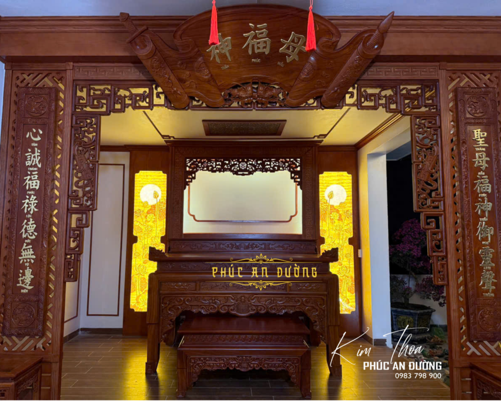 Đèn phòng thờ cao cấp với ánh sáng vàng ấm giúp tôn lên vẻ đẹp trang nghiêm, sang trọng và chuẩn phong thủy cho không gian thờ cúng.