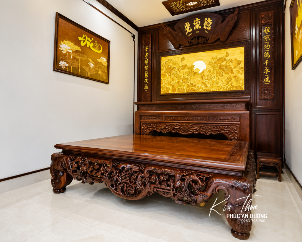 Tranh sơn mài phòng thờ cao cấp với họa tiết tâm linh truyền thống, tạo điểm nhấn sang trọng và trang nghiêm cho không gian thờ cúng gia tiên.