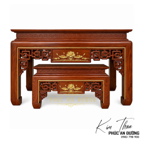 Bàn thờ đứng hiện đại triện hoa sen 1m75 BTD-41 nổi bật với hoa văn triện vuông, họa tiết sen trung tâm và bàn cơm đồng bộ, phù hợp nhà phố, biệt thự.