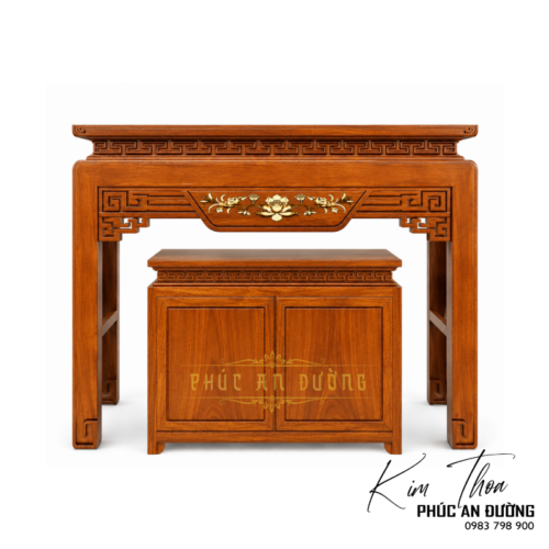 Bàn thờ hiện đại triện sen BTD-28 kích thước 1m53 với thiết kế cân đối, họa tiết triện kết hợp hoa sen tinh tế, phù hợp cho chung cư và nhà phố. Mẫu bàn thờ tích hợp tủ thờ đồng bộ, mang đến không gian thờ cúng trang nghiêm và hài hòa. Phúc An Đường nhận thiết kế, sản xuất theo kích thước và yêu cầu riêng.