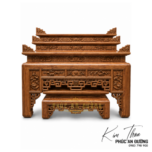 Bàn thờ Ô Sa Tam Cấp hiện đại gỗ Gõ Đỏ BTD-33 với thiết kế ba cấp cân đối, hoa văn triện và các chi tiết chạm khắc tinh xảo. Phù hợp cho phòng thờ gia tiên, nhà phố, biệt thự và không gian thờ cao cấp.